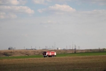 Черное облако от горящих отходов уже несколько часов сносит на Нижнекамск